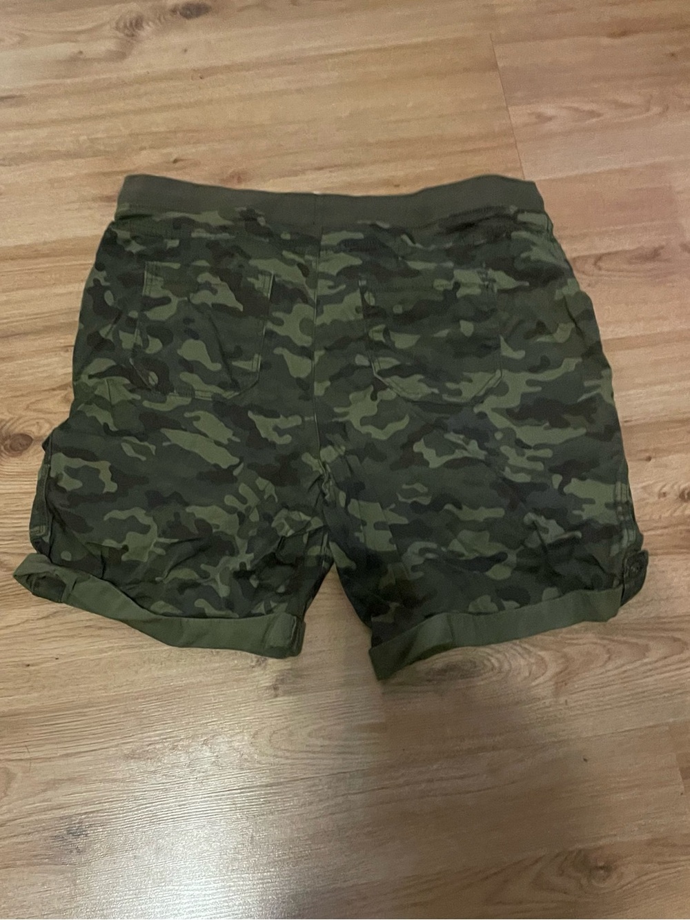 Terra & Sky Women's Olive Camo Roll-Cuff Cargo Shorts with pockets size 0x or 14